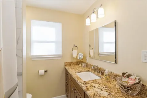 27 Quaker Path Stony Brook NY 11790