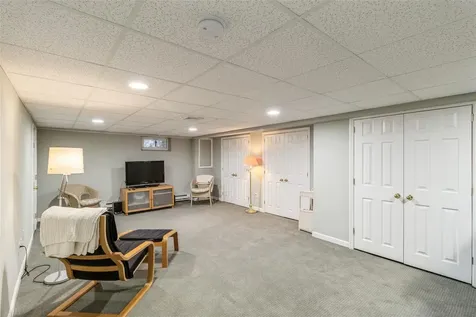 27 Quaker Path Stony Brook NY 11790