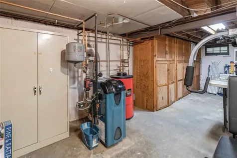 27 Quaker Path Stony Brook NY 11790