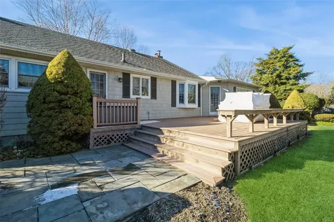 27 Quaker Path Stony Brook NY 11790