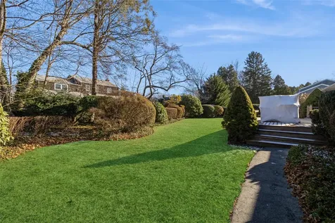 27 Quaker Path Stony Brook NY 11790