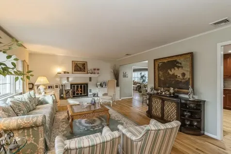 27 Quaker Path Stony Brook NY 11790