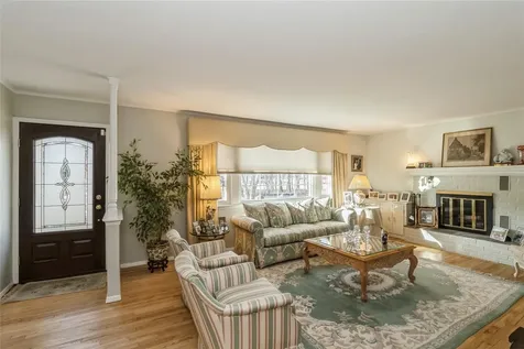 27 Quaker Path Stony Brook NY 11790