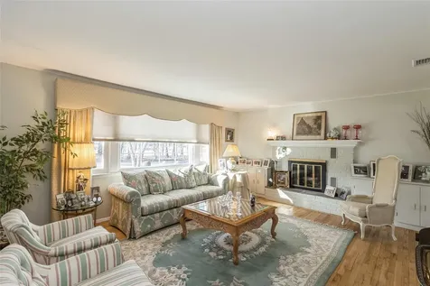 27 Quaker Path Stony Brook NY 11790