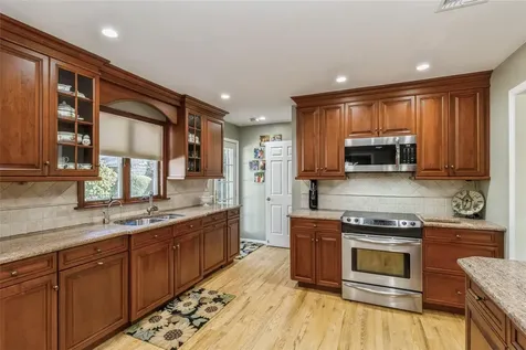 27 Quaker Path Stony Brook NY 11790