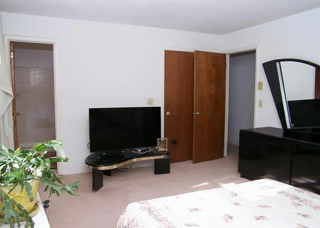 2 Wren Lane Coram NY 11727
