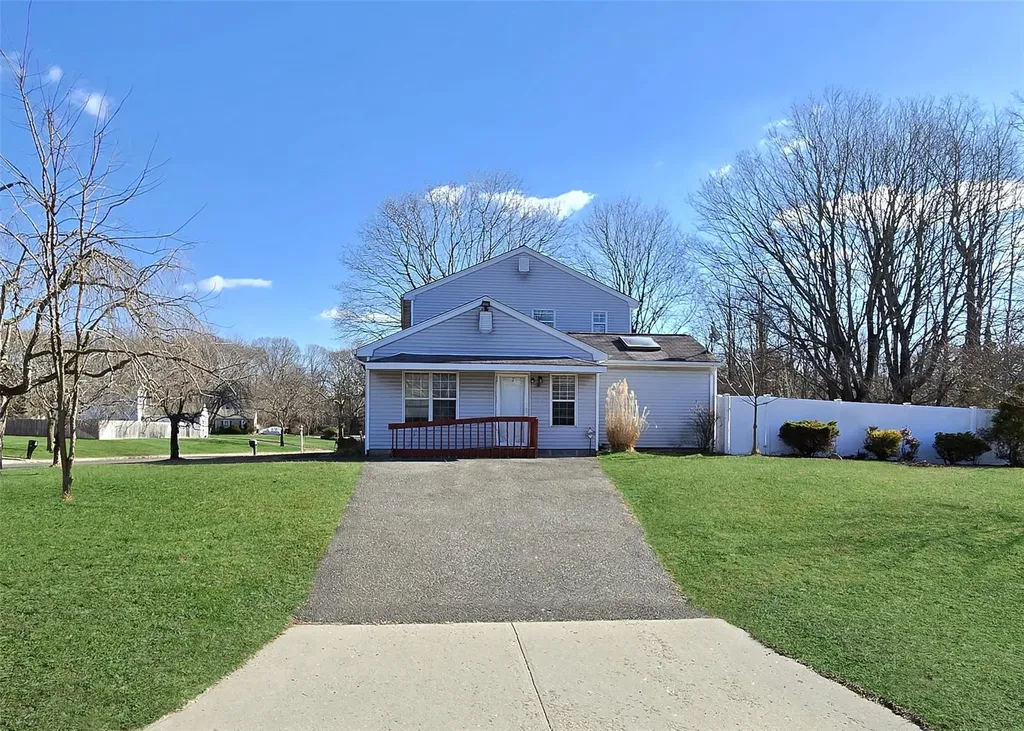 2 Wren Lane Coram NY 11727
