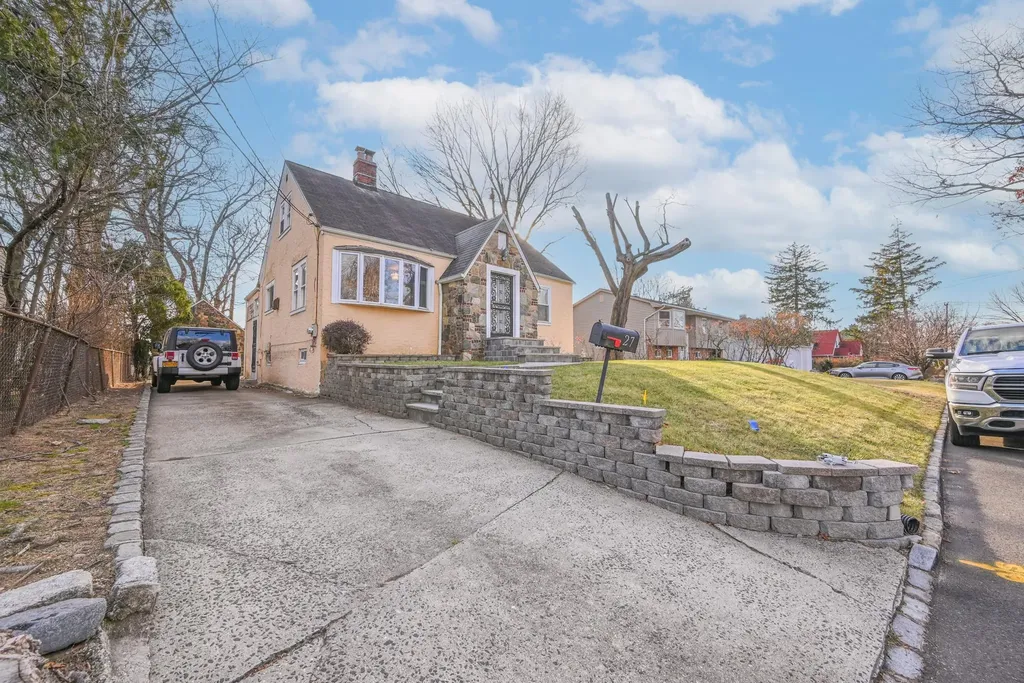 27 Summer Avenue Great Neck NY 11020
