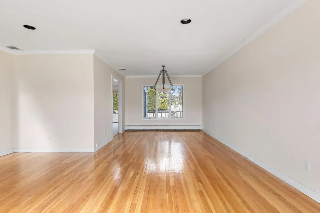 77 Bounty Lane Jericho NY 11753