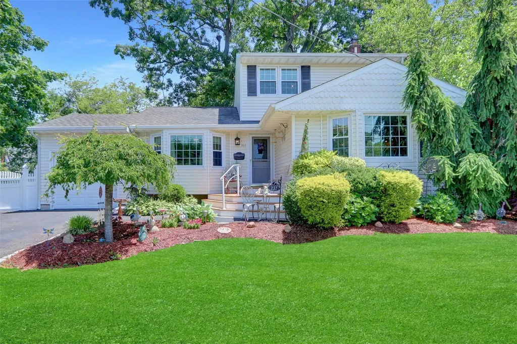 237 Farhan Lane North Babylon NY 11703