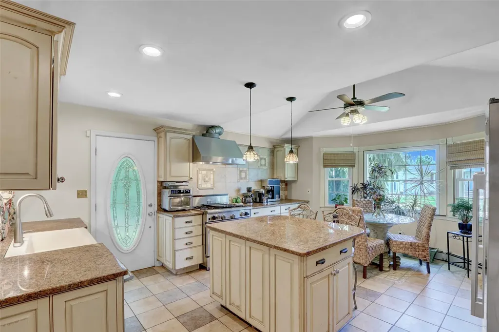 237 Farhan Lane North Babylon NY 11703