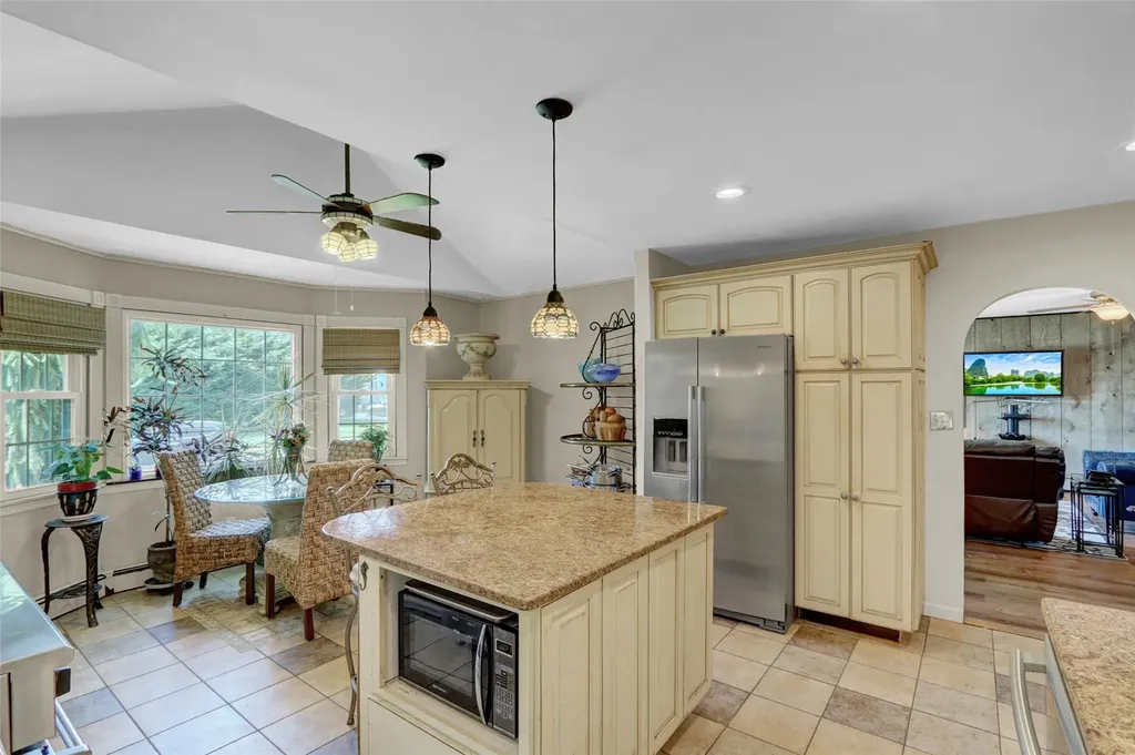 237 Farhan Lane North Babylon NY 11703