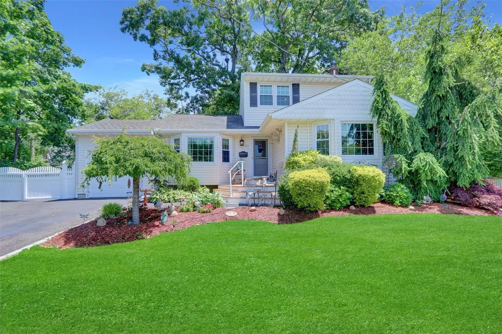 237 Farhan Lane North Babylon NY 11703