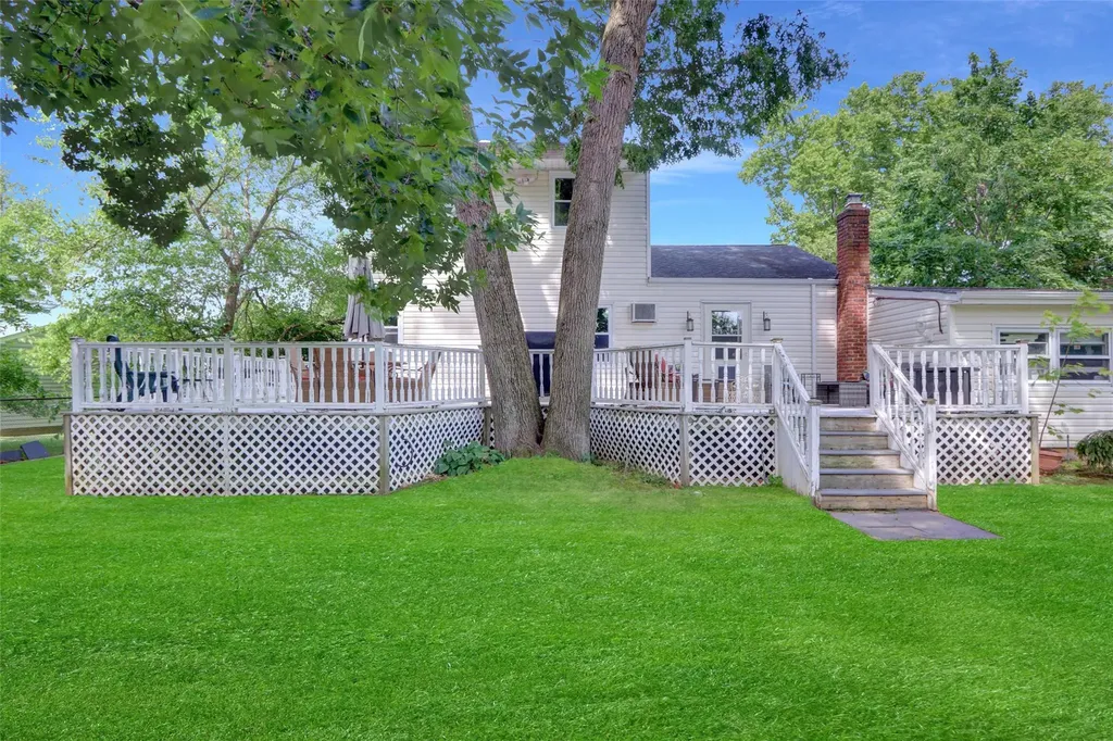 237 Farhan Lane North Babylon NY 11703