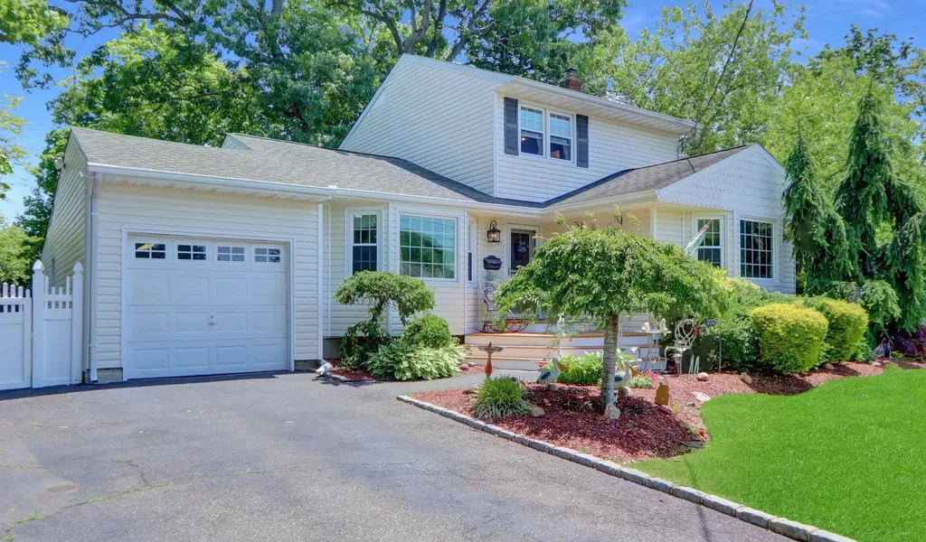 237 Farhan Lane North Babylon NY 11703