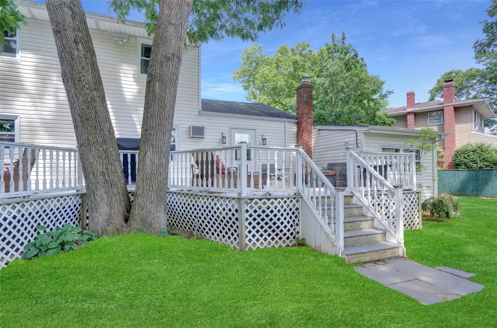 237 Farhan Lane North Babylon NY 11703