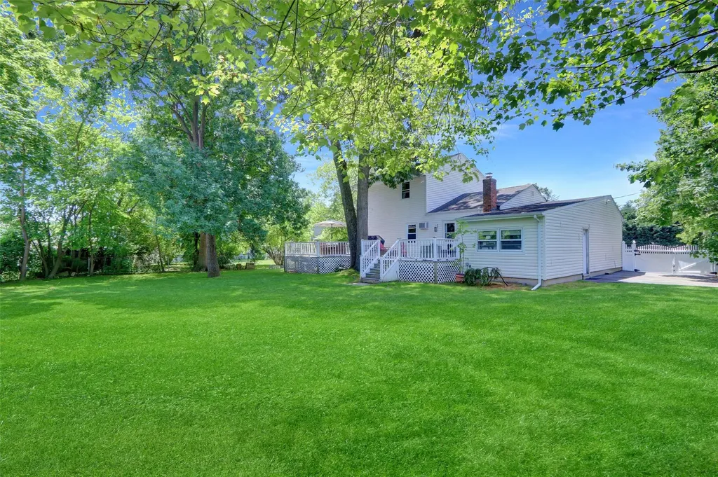 237 Farhan Lane North Babylon NY 11703