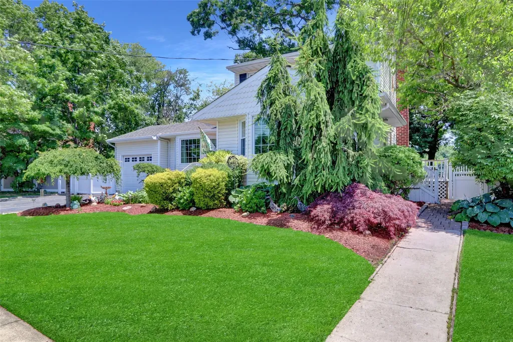 237 Farhan Lane North Babylon NY 11703