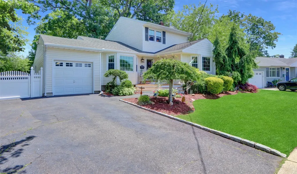 237 Farhan Lane North Babylon NY 11703