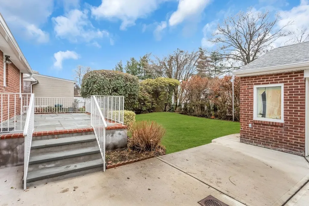 209 Emory Road Mineola NY 11501