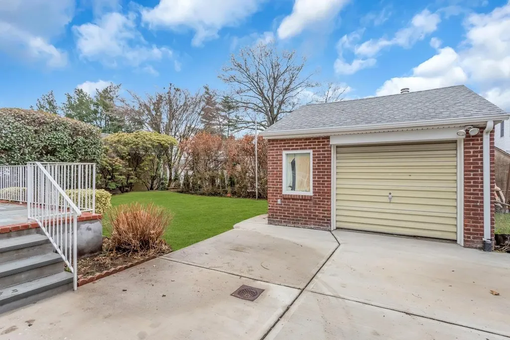 209 Emory Road Mineola NY 11501