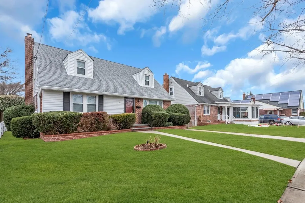 209 Emory Road Mineola NY 11501