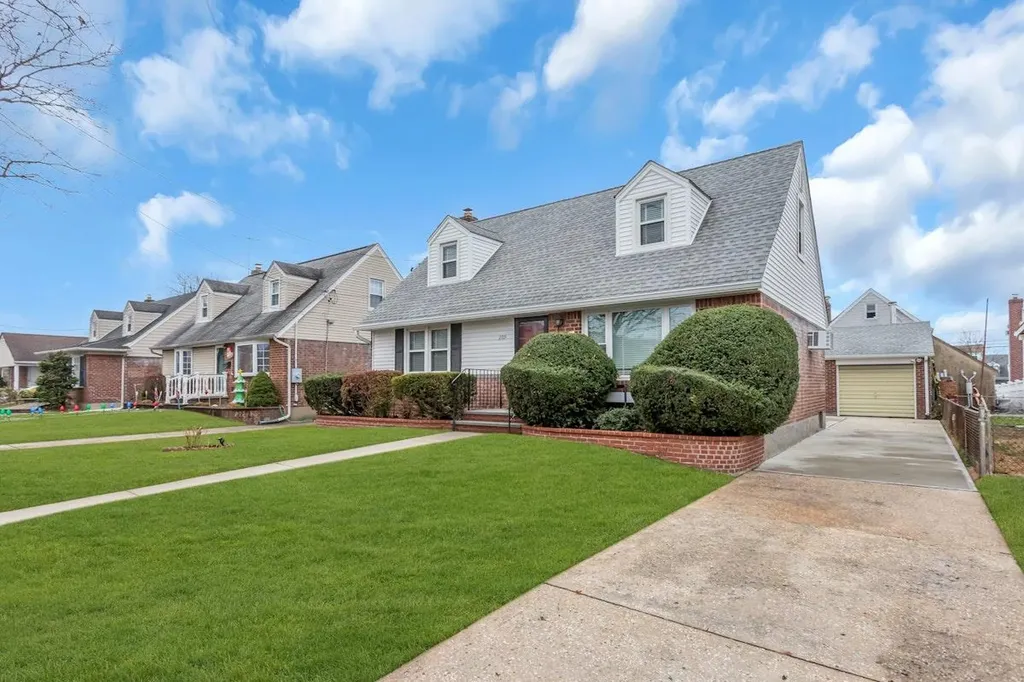 209 Emory Road Mineola NY 11501
