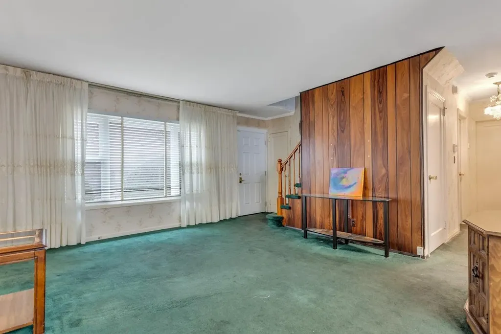 209 Emory Road Mineola NY 11501