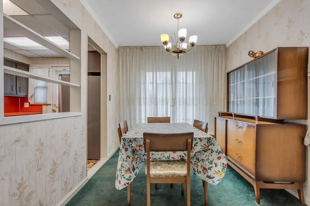 209 Emory Road Mineola NY 11501