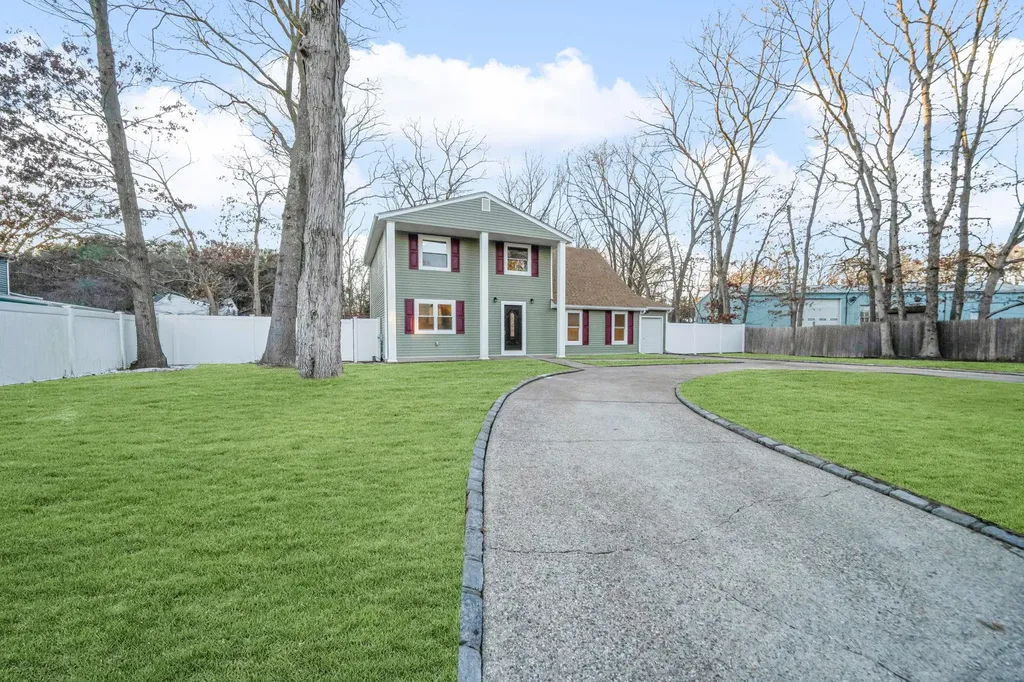 6 Wakefield Avenue Coram NY 11727