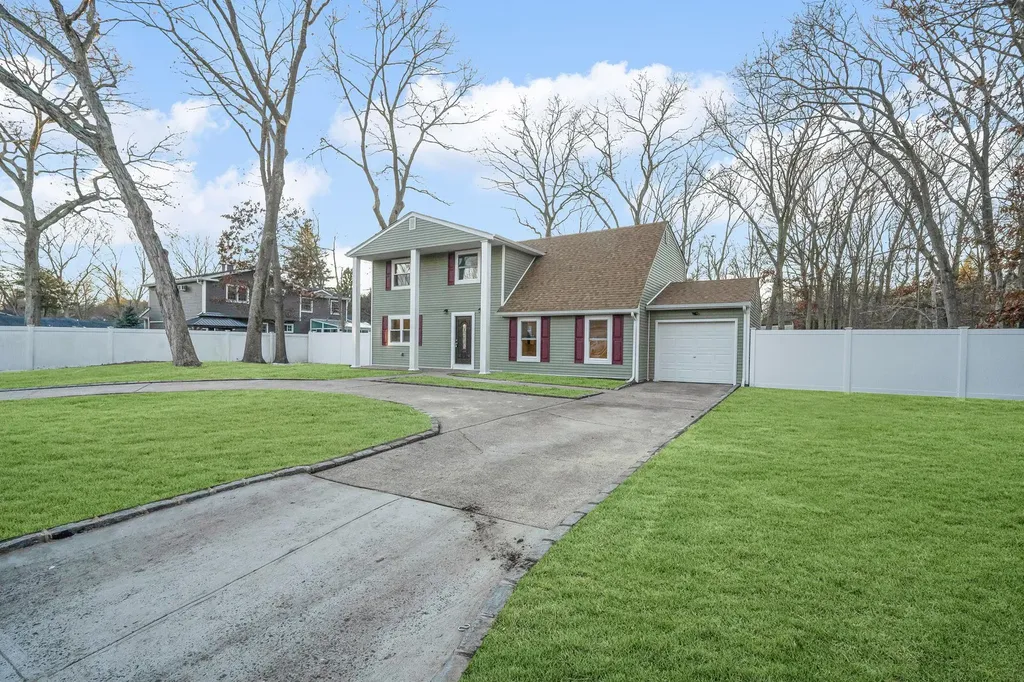 6 Wakefield Avenue Coram NY 11727