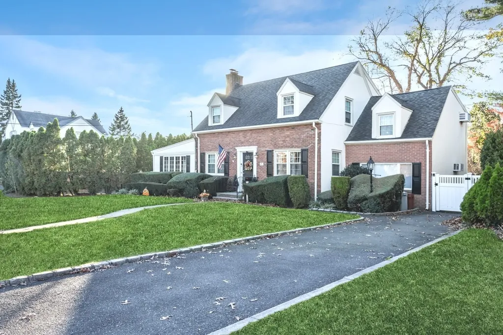25 Hanson Place Malverne NY 11565