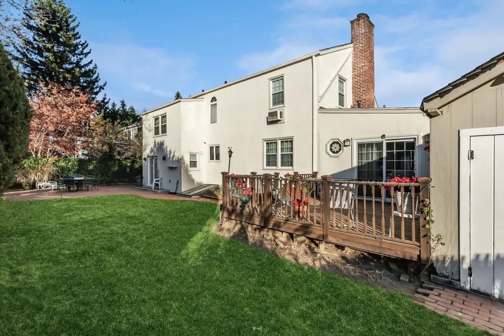 25 Hanson Place Malverne NY 11565