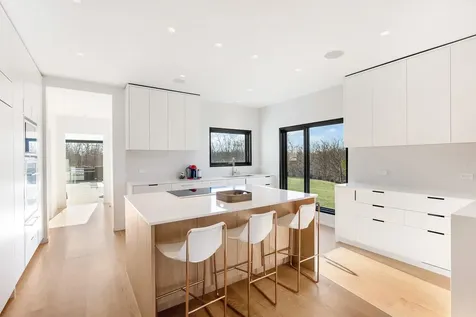 47 Wireless Way Southampton NY 11968