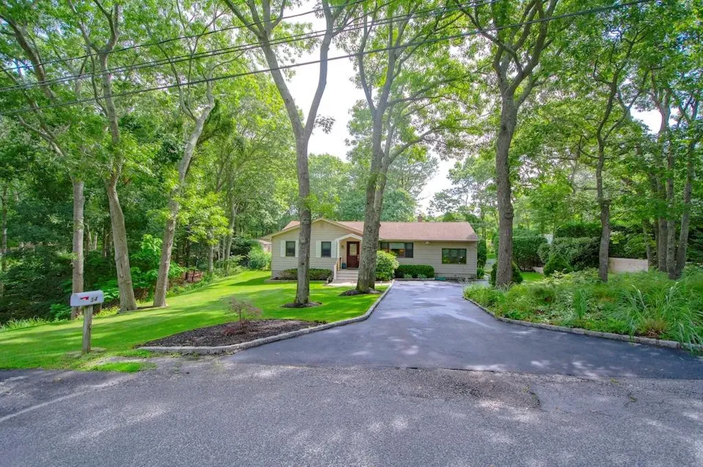 34 Wards Path Hampton Bays NY 11946
