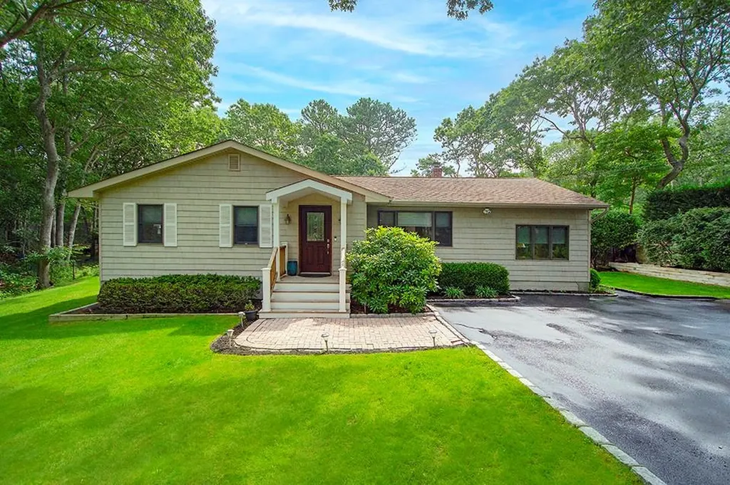 34 Wards Path Hampton Bays NY 11946