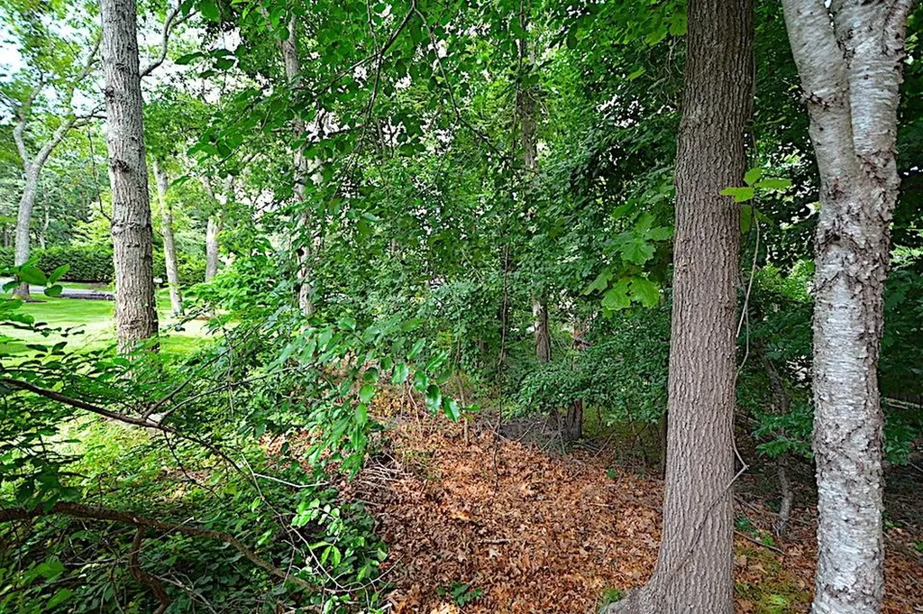 34 Wards Path Hampton Bays NY 11946