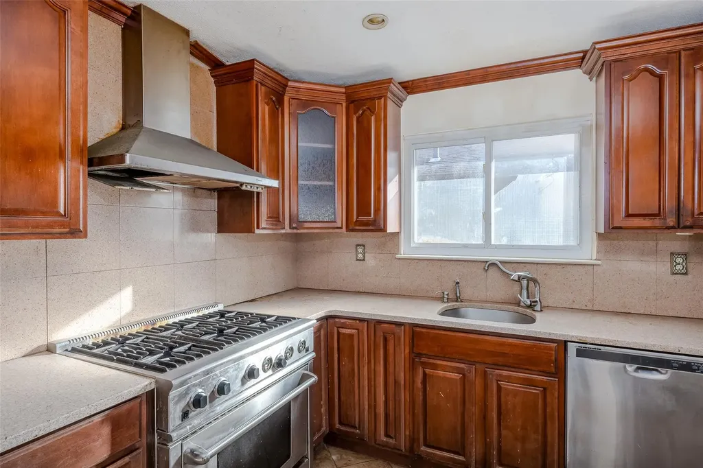 883 S Long Beach Avenue Freeport NY 11520