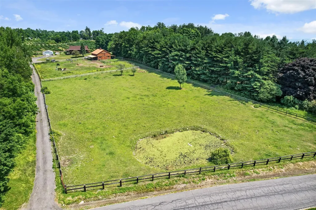 21 Clarks Lane Milton NY 12547