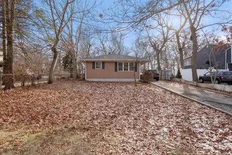 18 Ethel Lane Medford NY 11763