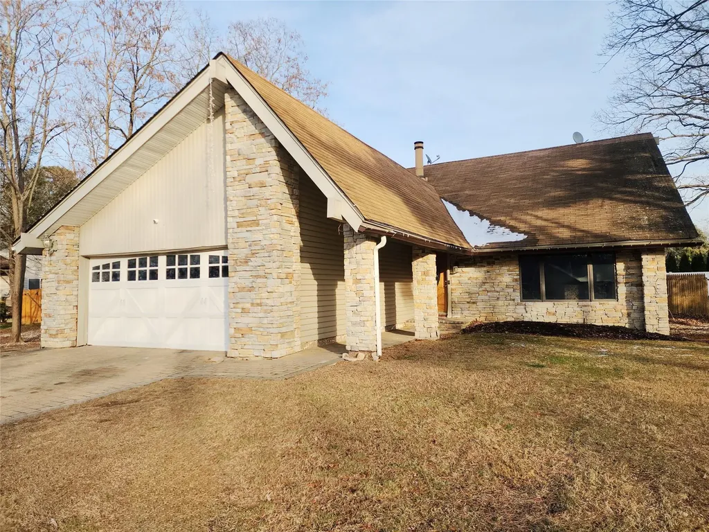 41 Glenmere Lane Coram NY 11727
