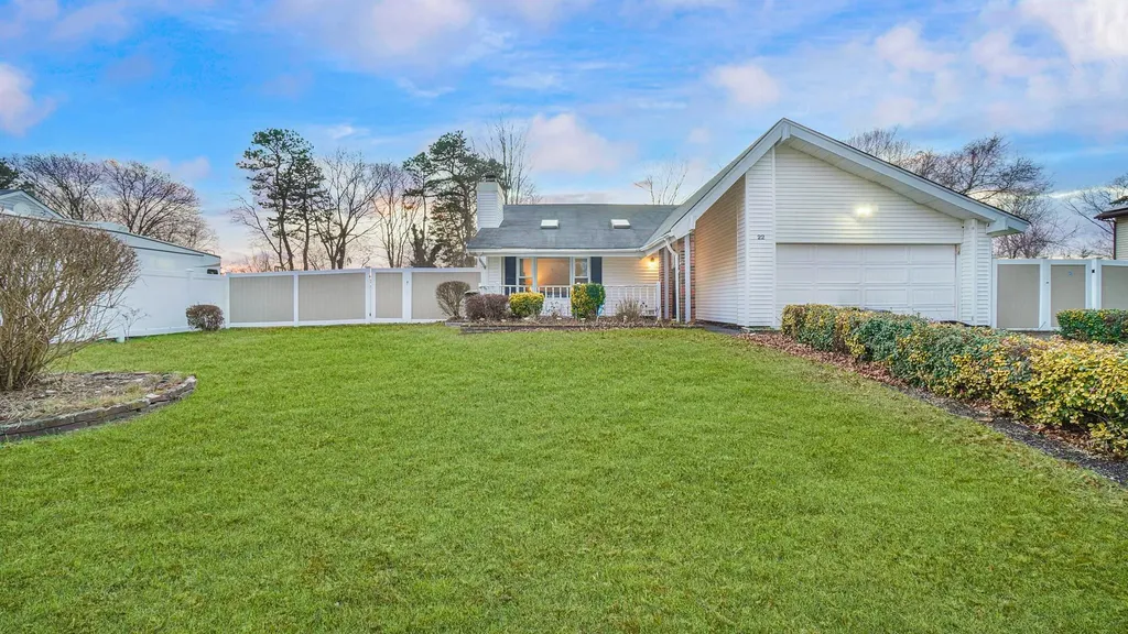 22 Glenmere Lane Coram NY 11727