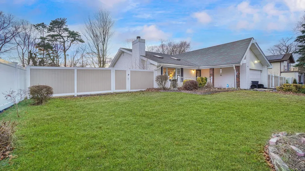 22 Glenmere Lane Coram NY 11727
