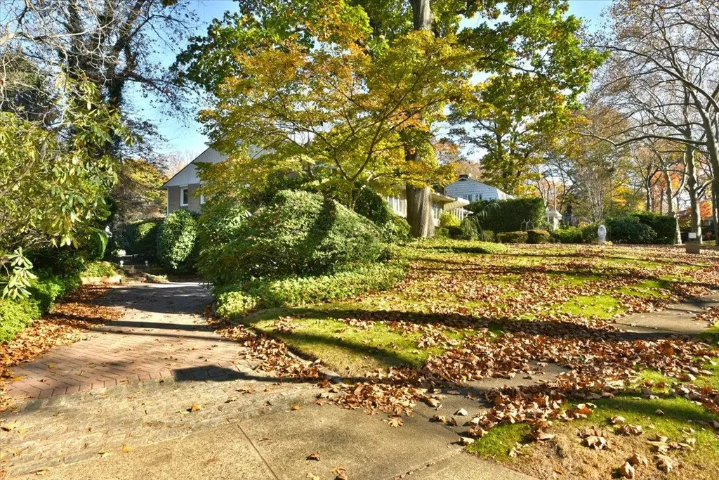 17 Hampton Road Great Neck NY 11020