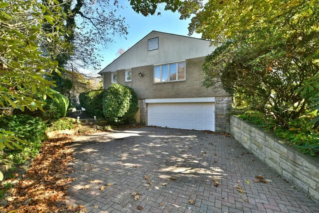 17 Hampton Road Great Neck NY 11020
