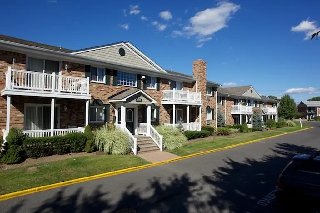 202-lakeland-avenue-b8-islip-