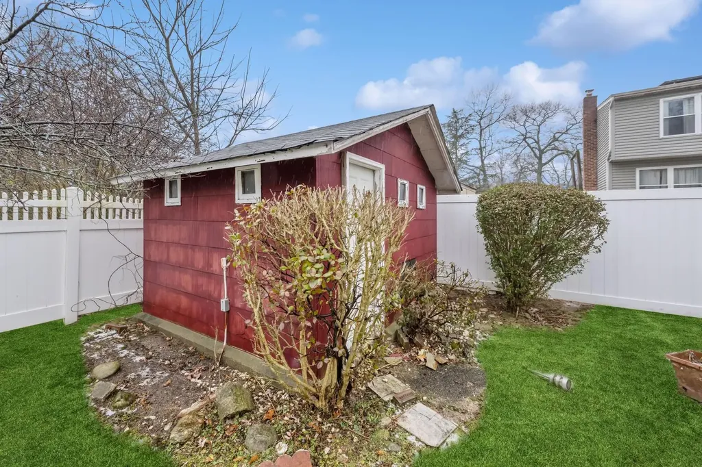60 Putnam Avenue West Babylon NY 11704