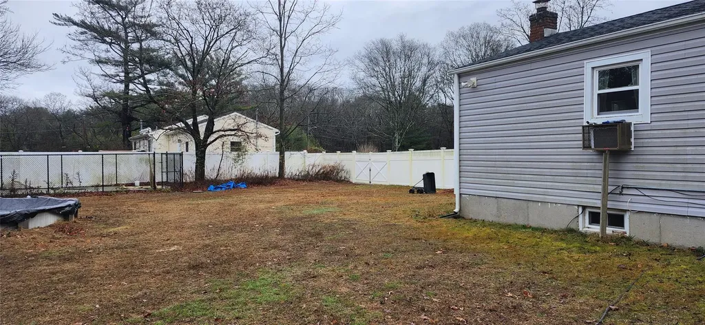 5 Karls Road Yaphank NY 11980
