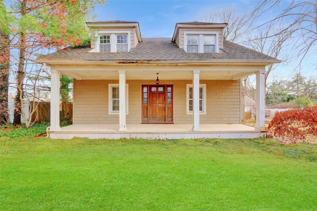 526 N Windsor Avenue Brightwaters NY 11718