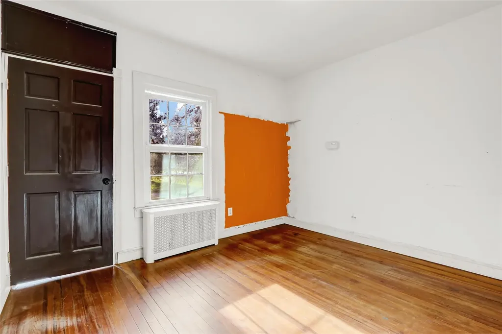 526 N Windsor Avenue Brightwaters NY 11718
